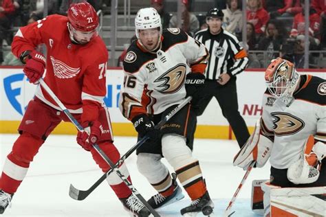 Adam Henrique’s 4th goal in 2 games lifts Ducks over Red Wings 4-3